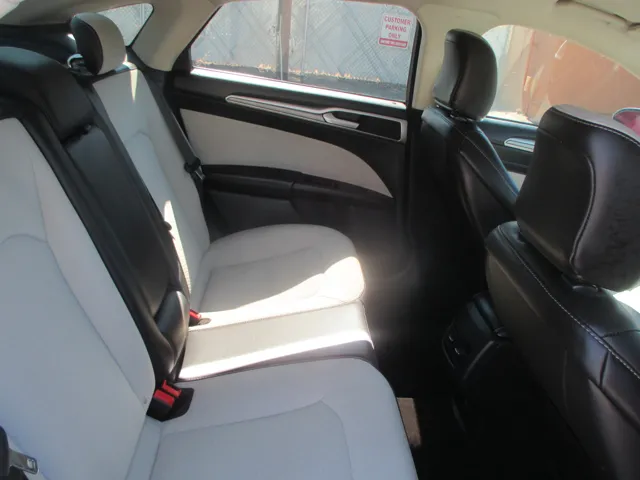 2020 Ford Fusion SE - Photo 13