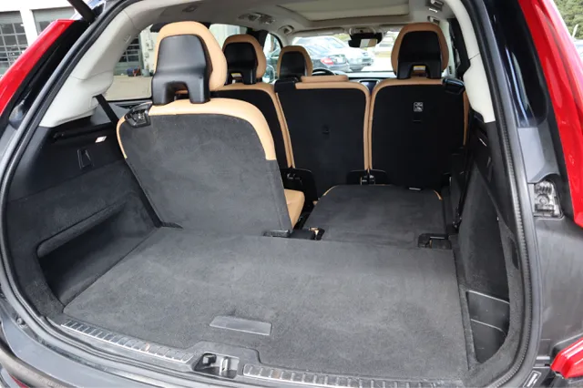 2016 Volvo XC90 T6 Momentum AWD photo 7