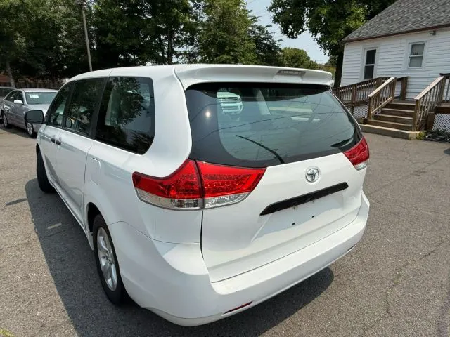 2014 Toyota Sienna L - Photo 7