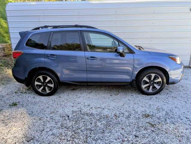 2018 Subaru Forester photo 2