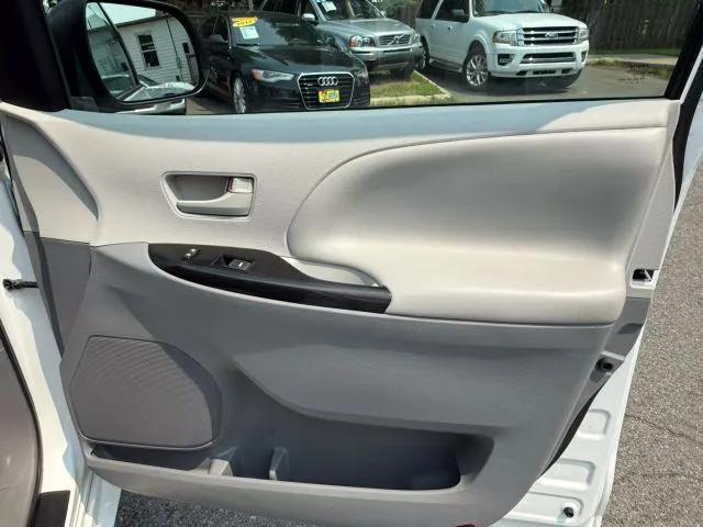 2014 Toyota Sienna L - Photo 27
