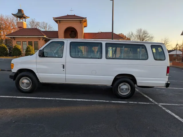 2004 Ford Econoline Wagon's photo