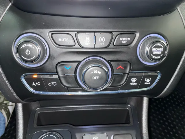 2019 Jeep Cherokee Latitude Plus - Photo 17
