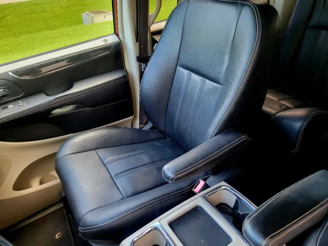 2015 Chrysler Town & Country Touring - Photo 12
