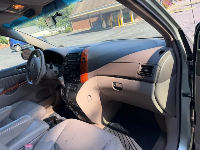 2010 Toyota Sienna XLE - Photo 11