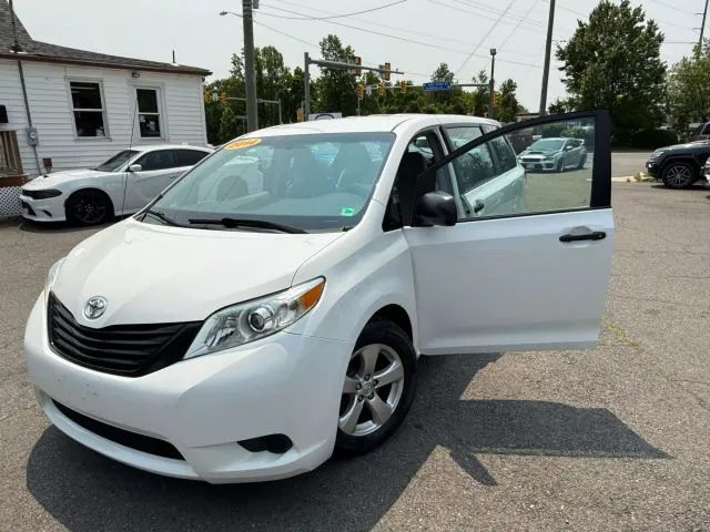 2014 Toyota Sienna L's photo