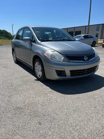 2010 Nissan Versa 1.8 SL Auto's photo