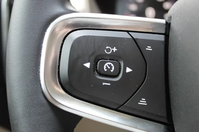 2022 Volvo XC40 T5 Momentum photo 14