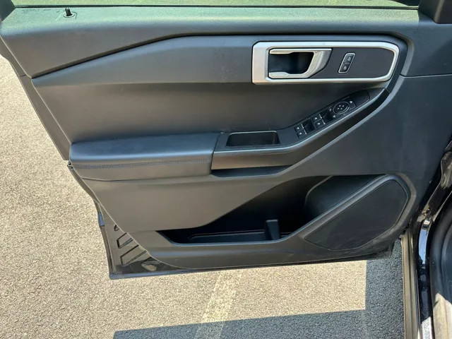 2020 Ford Explorer photo 3