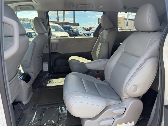 2017 Toyota Sienna XLE - Photo 7