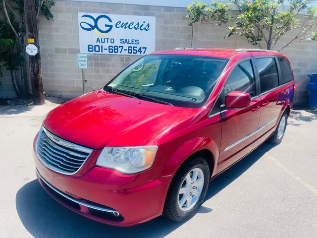 2012 Chrysler Town & Country Touring's photo