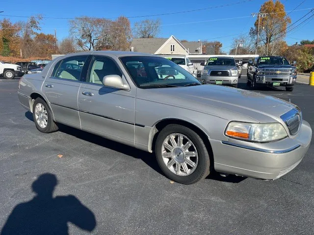 2009 Lincoln Town Car Signature Limited photo 2