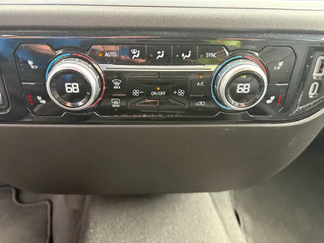 2025 GMC Sierra 1500 SLT - Photo 17