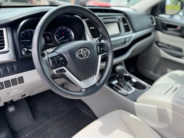 2017 Toyota Highlander LE - Photo 11