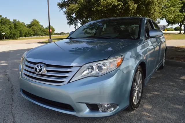 2011 Toyota Avalon Limited's photo