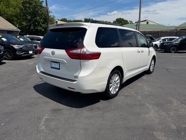 2017 Toyota Sienna XLE - Photo 23