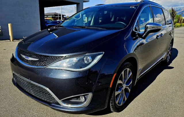 2019 Chrysler Pacifica Limited's photo