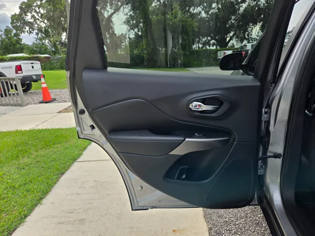 2019 Jeep Cherokee Latitude photo 28
