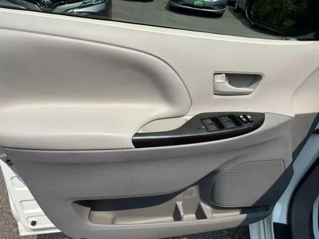 2014 Toyota Sienna L - Photo 18