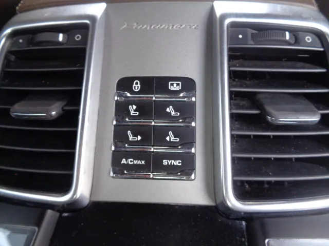 2015 Porsche Panamera S - Photo 18
