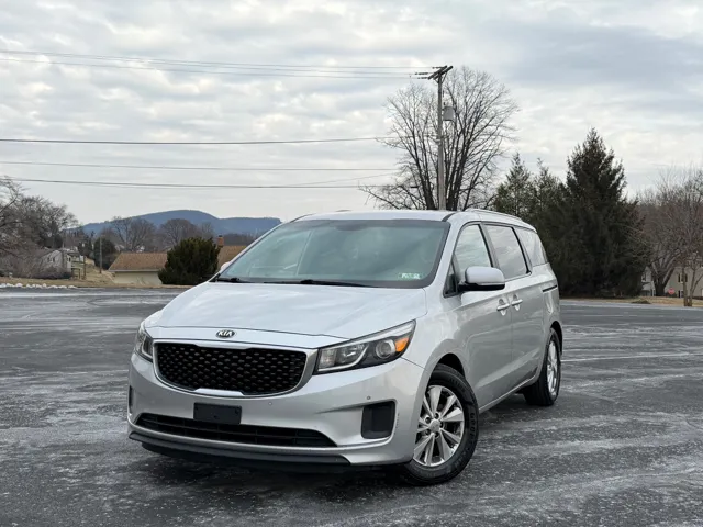 2016 Kia Sedona LX's photo