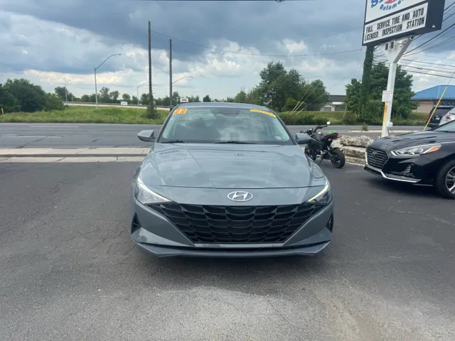 2022 Hyundai Elantra SEL photo 2