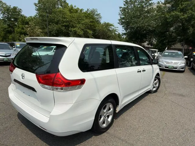 2014 Toyota Sienna L - Photo 5