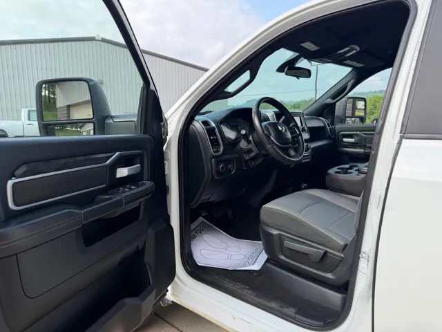 2024 RAM Ram 3500 Chassis Cab SLT - Photo 6