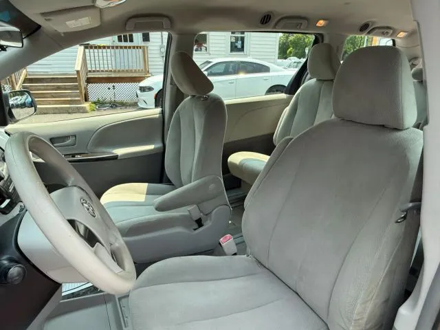 2014 Toyota Sienna L - Photo 21