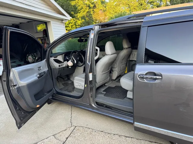 2015 Toyota Sienna XLE - Photo 13