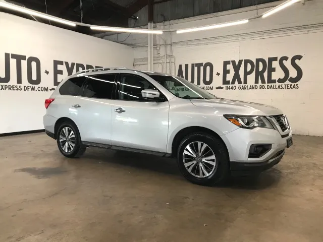 2017 Nissan Pathfinder SL 2WD's photo