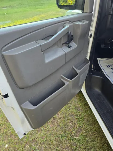 2016 Chevrolet Express Passenger LS - Photo 10