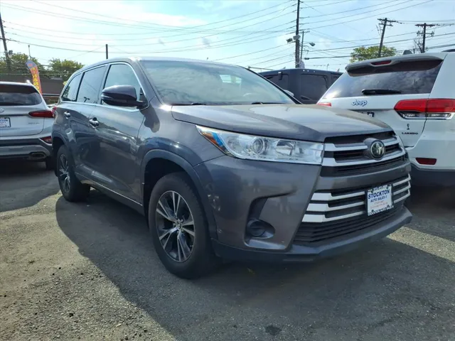 2018 Toyota Highlander LE's photo