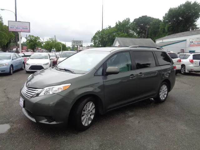 2013 Toyota Sienna LE V6 AWD 7-Passenger's photo