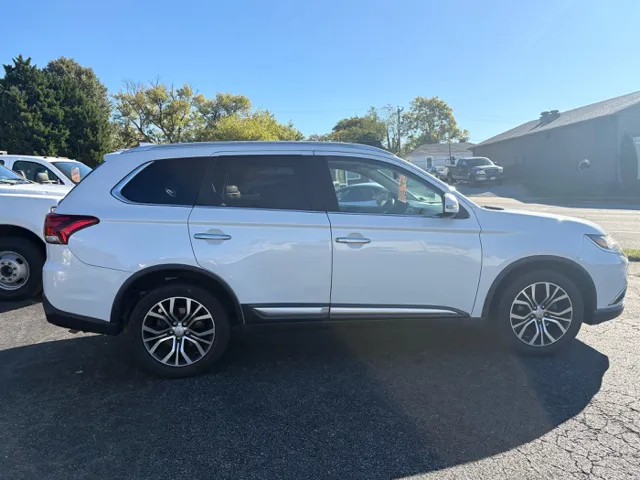 2018 Mitsubishi Outlander SE photo 2