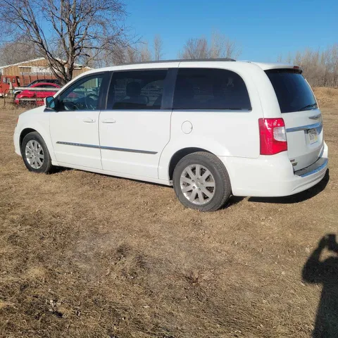 2016 Chrysler Town & Country Touring photo 2
