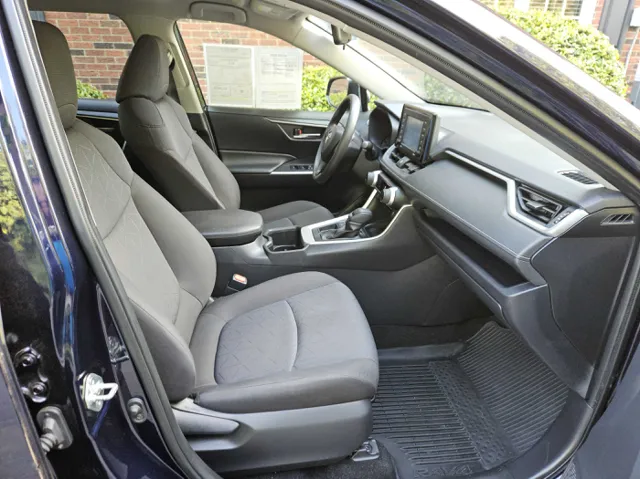 2022 Toyota RAV4 XLE photo 27