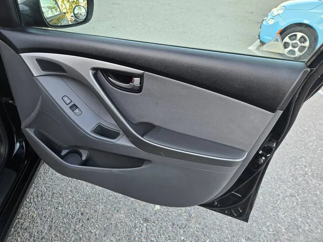 2012 Hyundai Elantra Limited - Photo 32