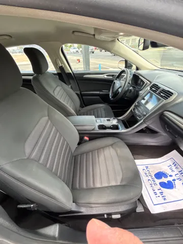 2019 Ford Fusion SE - Photo 4