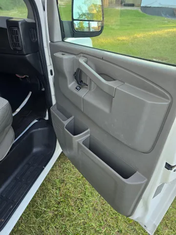 2016 Chevrolet Express Passenger LS - Photo 12