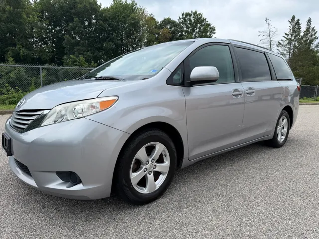 2017 Toyota Sienna LE FWD photo