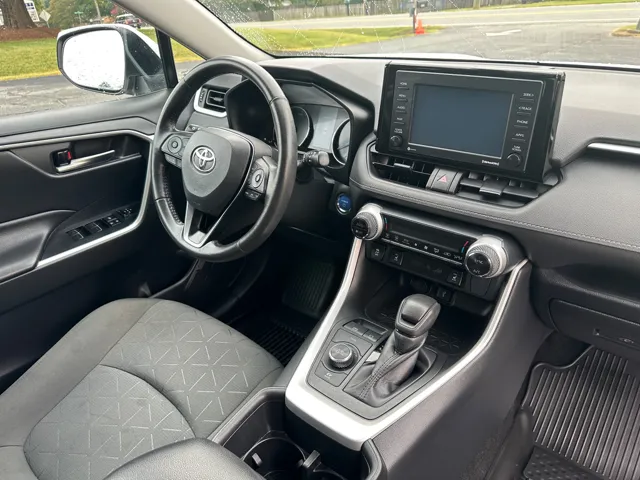 2022 Toyota RAV4 XLE - Photo 22