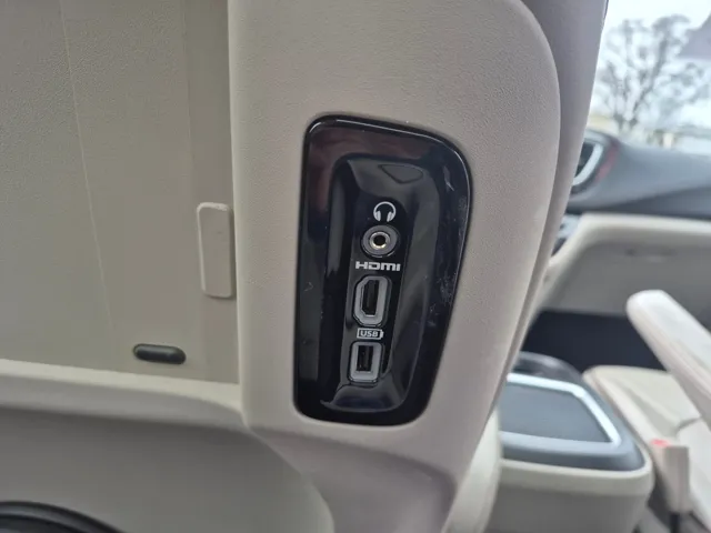2017 Chrysler Pacifica Limited - Photo 22