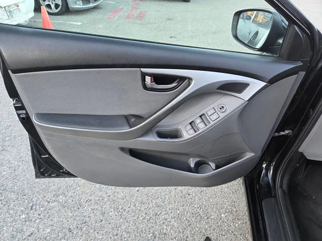 2012 Hyundai Elantra Limited - Photo 19