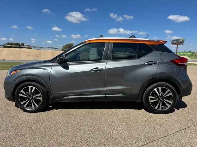 2019 Nissan Kicks SR's photo