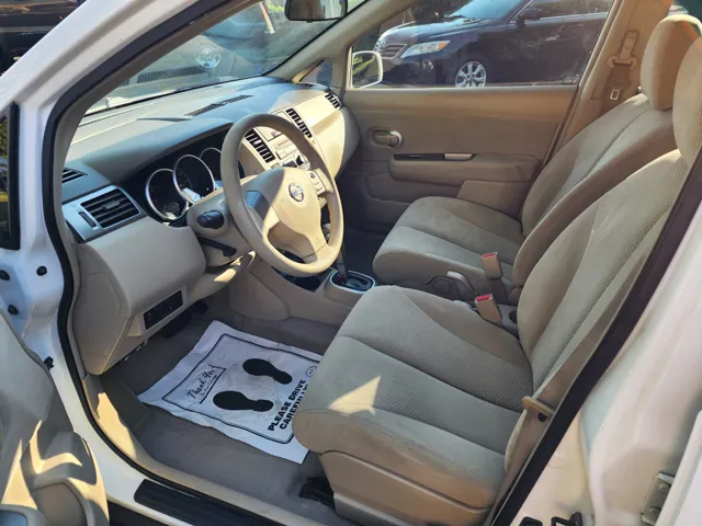 2010 Nissan Versa S photo 13