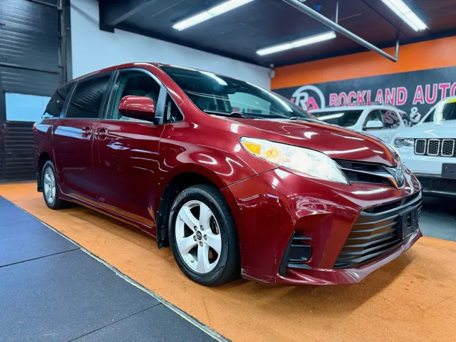 2019 Toyota Sienna LE V6 8-Passenger's photo