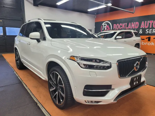 2018 Volvo XC90 T6 AWD Momentum's photo