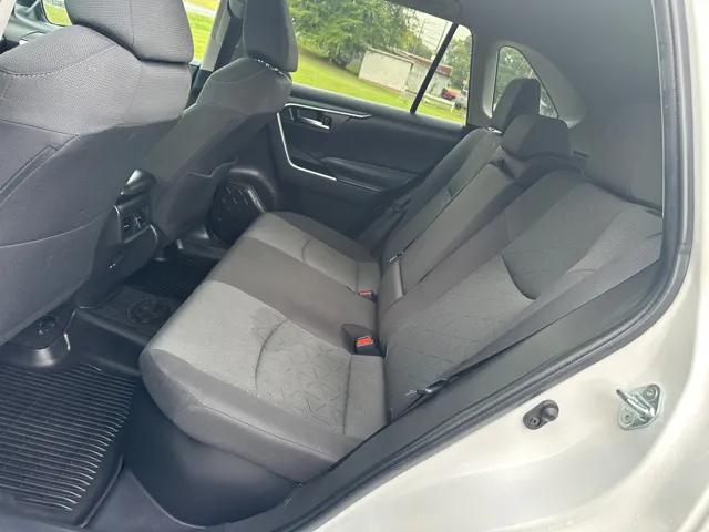 2022 Toyota RAV4 XLE - Photo 16