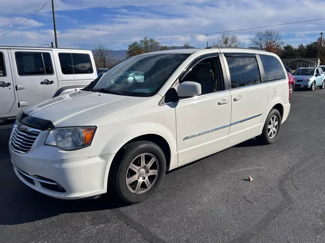 2013 Chrysler Town & Country Touring's photo